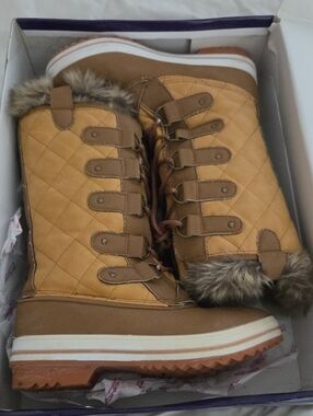Quilted Tan Lace-Up Winter Boots with Faux Fur Collar